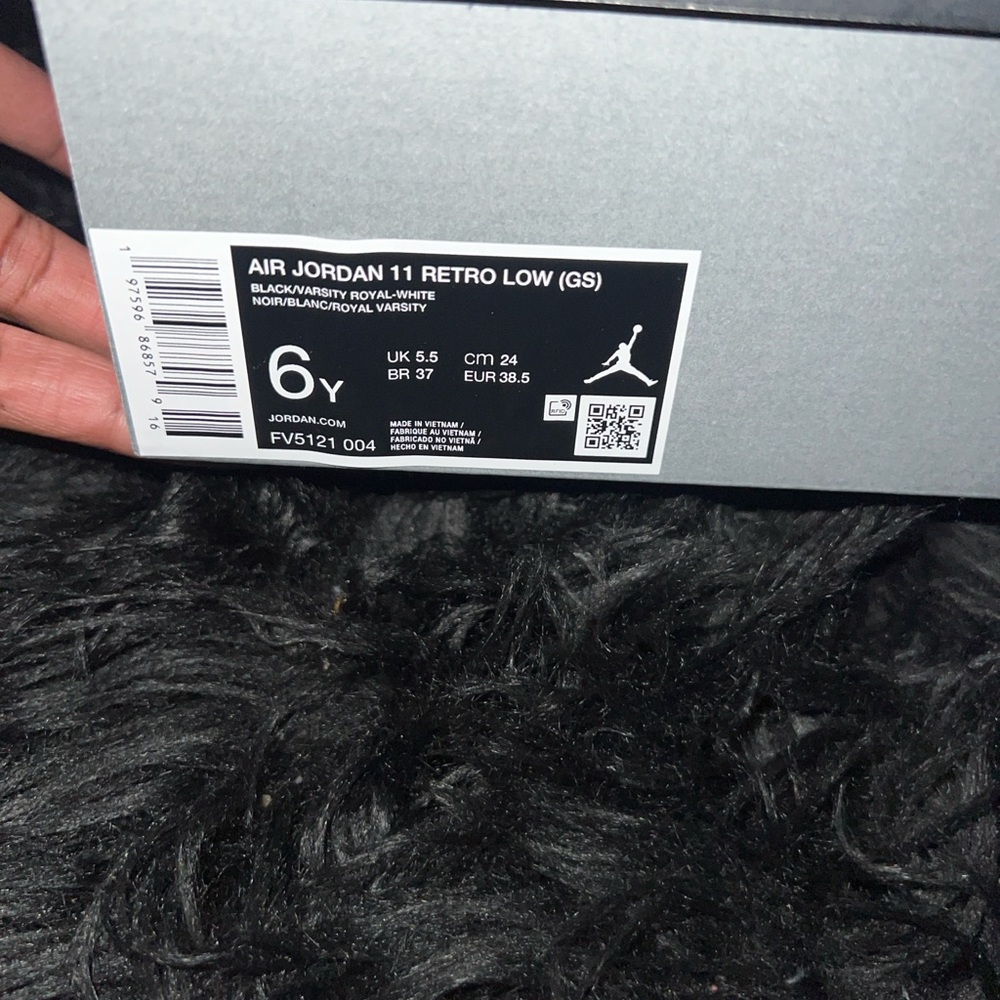 AIR JORDAN 11 RETRO LOW (Grade School) - Picture 11 of 12
